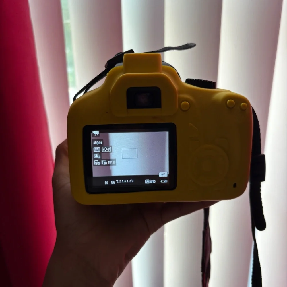 Canon camera t100 (used)